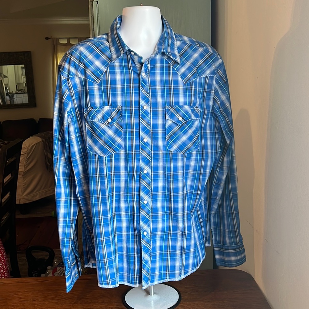 Wrangler XL Pearl Snap button down with cool stitching. Very Nice